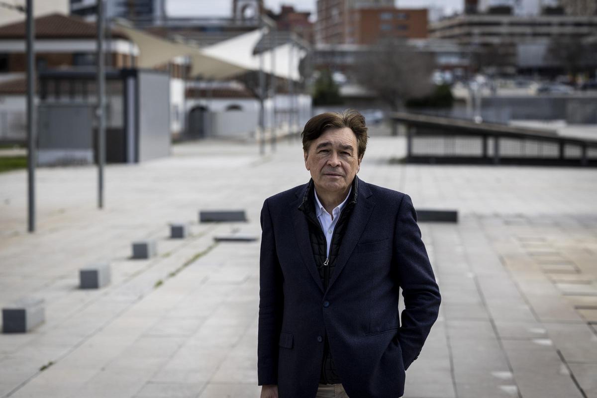 Tomás Guitarte, candidato de Aragón-Teruel, en la plaza de El Periódico de Aragón, en el soterramiento de las vías del AVE.