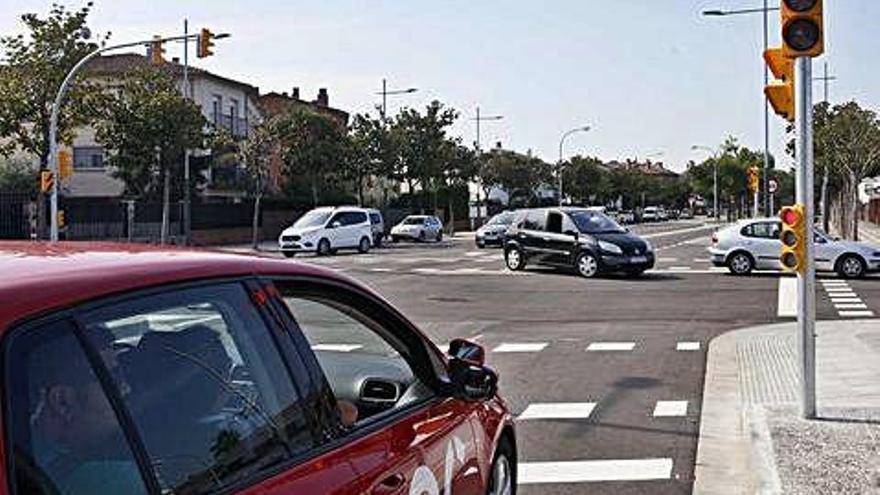 El nou encreuament de Reggio Emilia regulat per semàfors, al barri de Palau-sacosta.