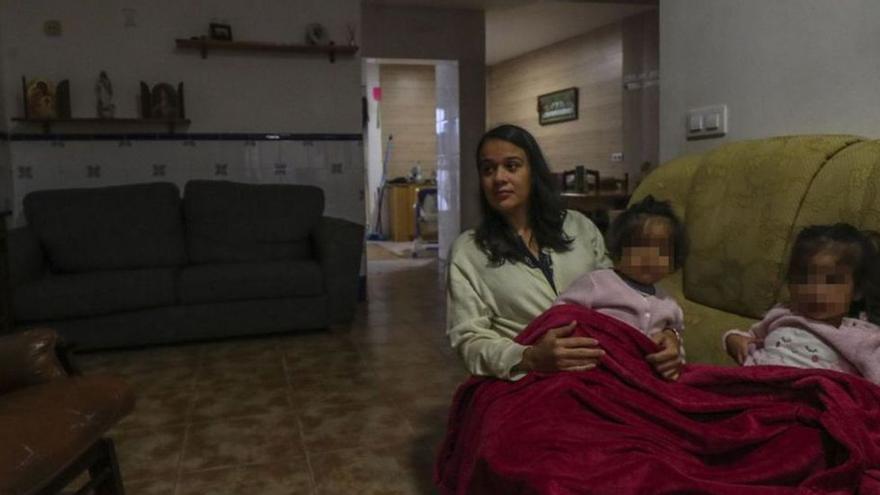 Una mujer beneficiaria de la Renta Valenciana de Inclusión con sus niñas en Paterna.