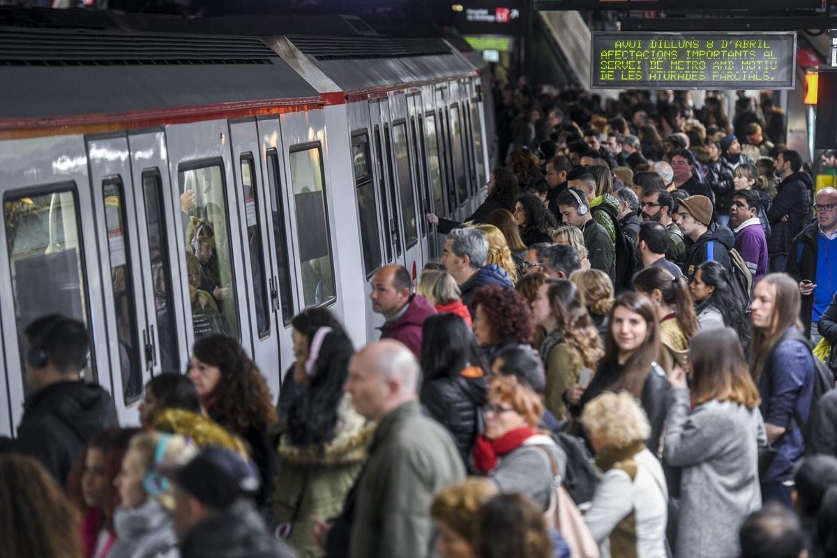 Aglomeración de usuarios de la línea roja del metro de Barcelona en la estación de plaza España dirección Fondo con motivo de la huelga de metro por la crisis del amianto. Fotografía de Jordi Cotrina