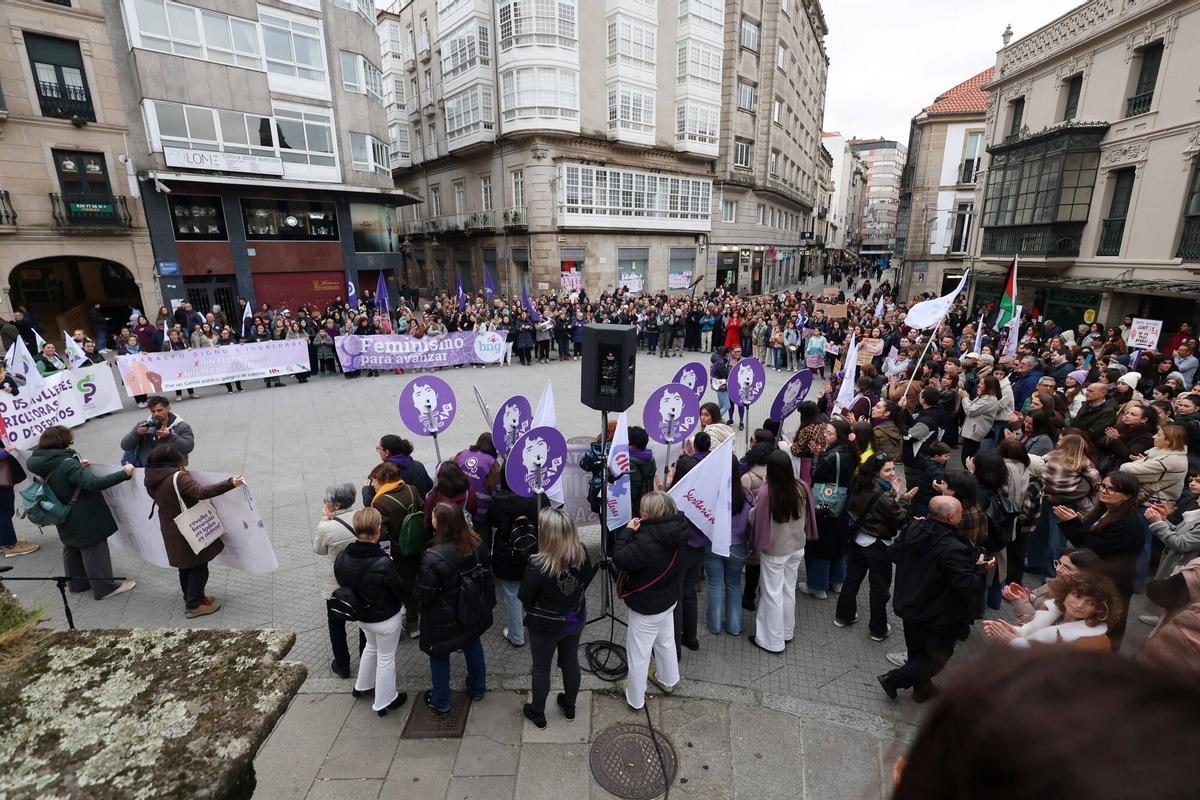 El 8 de marzo, Día Internacional de la Mujer, se celebró en Pontevedra con la participación de miles de personas y dos manifestaciones.