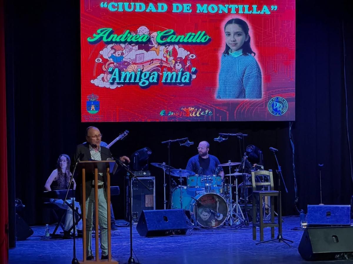 El periodista Manuel Bellido presenta la actuación de Andrea Cantillo.