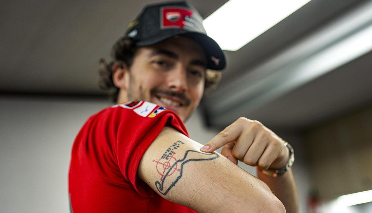 'Pecco' Bagnaia muestra el trazado de Assen tatuado en su brazo derecho.