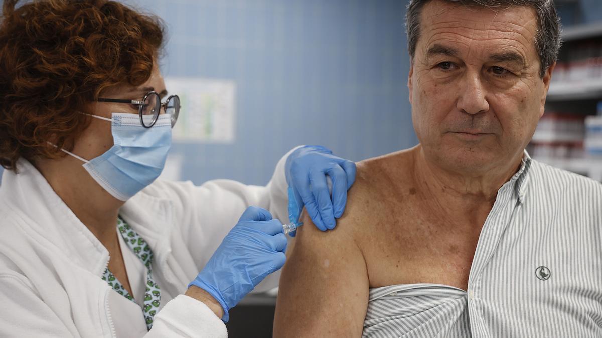 Una infermera vacuna al conseller de Sanidad en la campaña contra la gripe y el covid días atrás