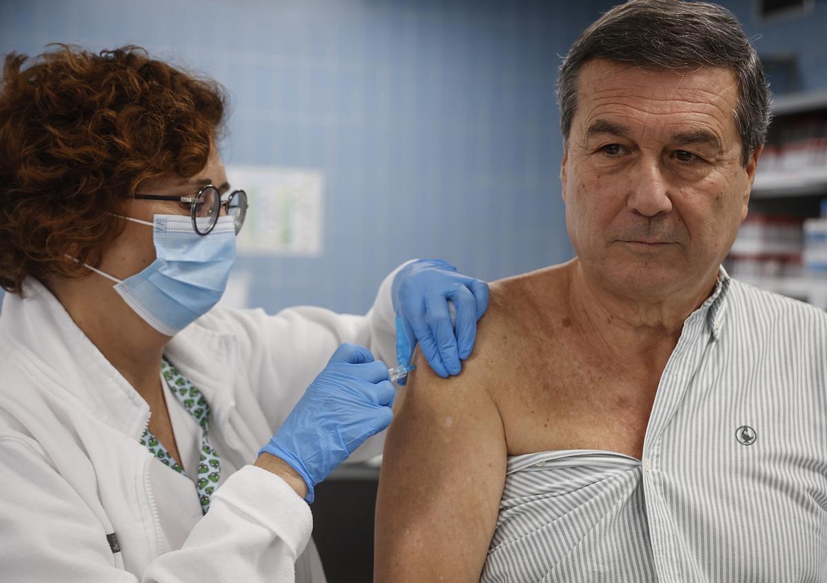 Una infermera vacuna al conseller de Sanitat de la Generalitat Valenciana, Marciano Gómez, en la campanya de vacunació enfront de la grip i la Covid-19, en el centre de salut Serradora, a 2 de gener de 2024
