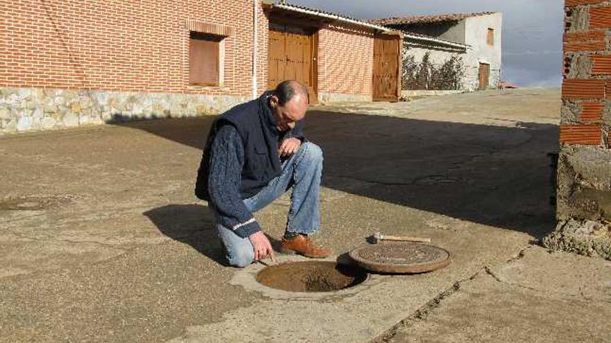 El alcalde de Villabrázaro mostrando ayer la llave del agua, manipulada