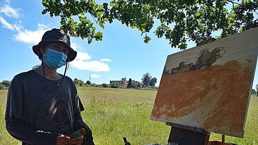 Andrea Barbosa, ayer por la mañana, pintando al aire libre en Lugones. | A. I.