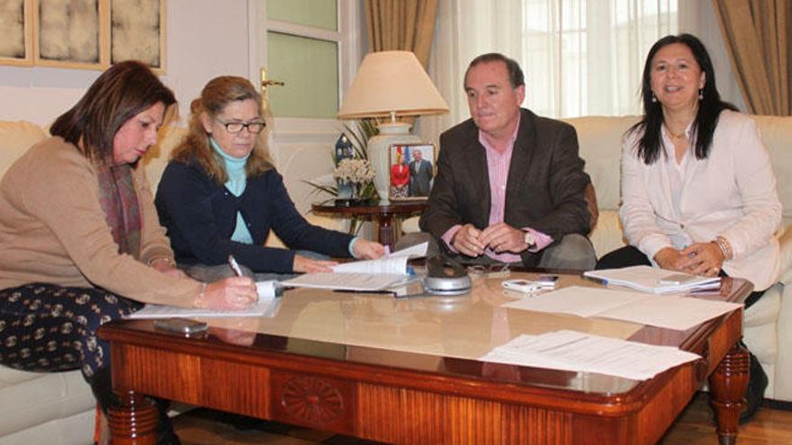 El alcalde, Francisco Delgado Bonilla, durante la firma.