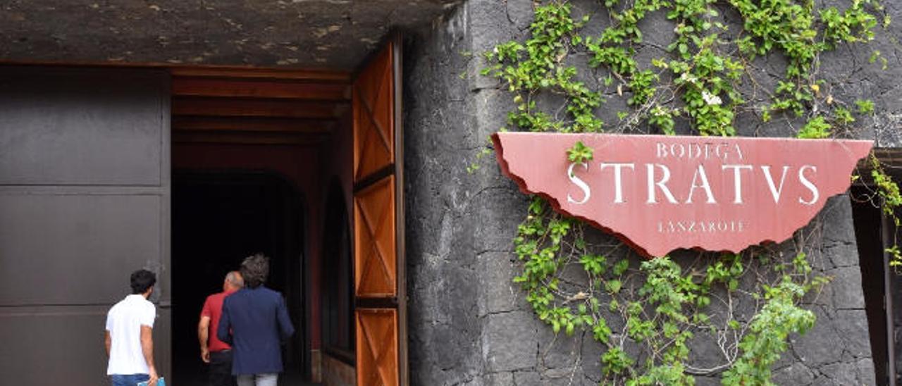 Momento en el que se procedía ayer a la apertura de las instalaciones de la bodega Stratvs en La Geria.