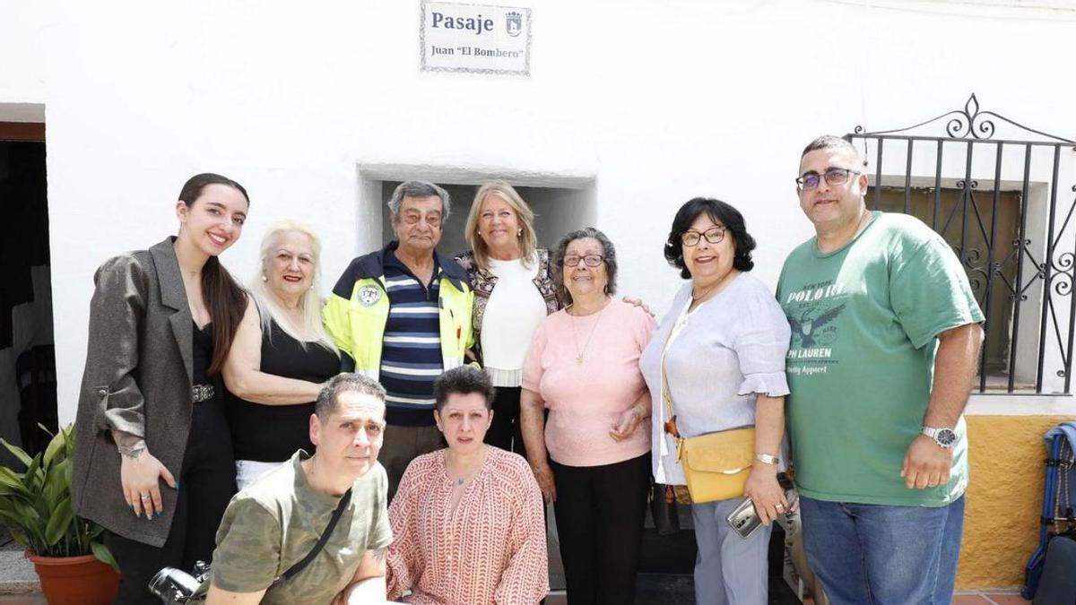 Juan ‘El Bombero’ y parte de su familia, ante el pasaje con su nombre en el Casco Antiguo. | L.O.