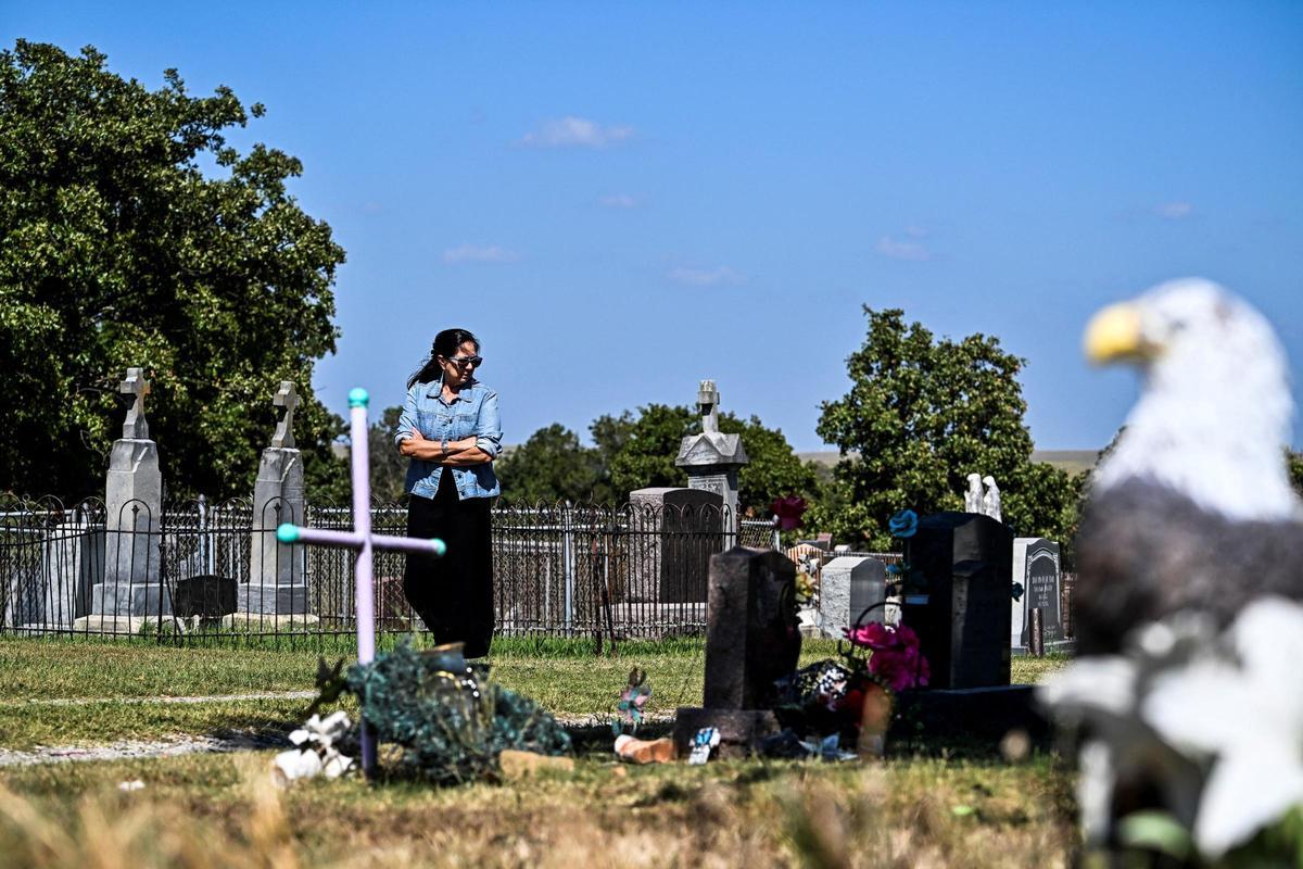 Margie Burkhart, la nieta de Mollie Burkhart, en el cementerio de Gray Horse, en Oklahoma, donde están enterrados sus antepasados.