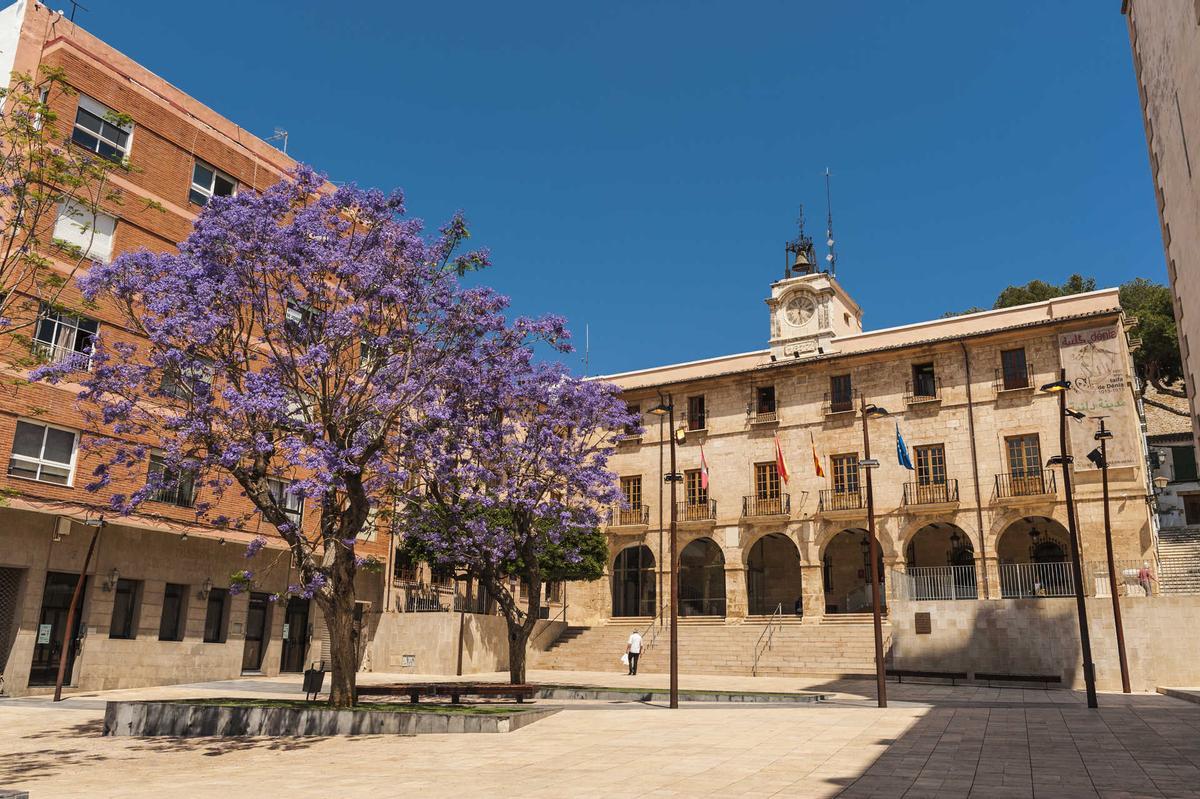 Vista de la fachada del Ayuntamiento de Dénia.