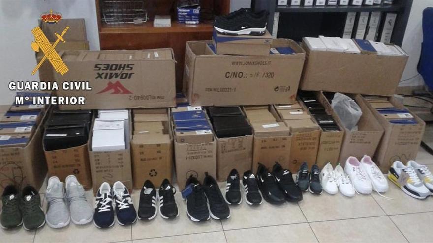 Detenido un vecino de Navalmoral que transportaba 83 pares de zapatillas falsificadas