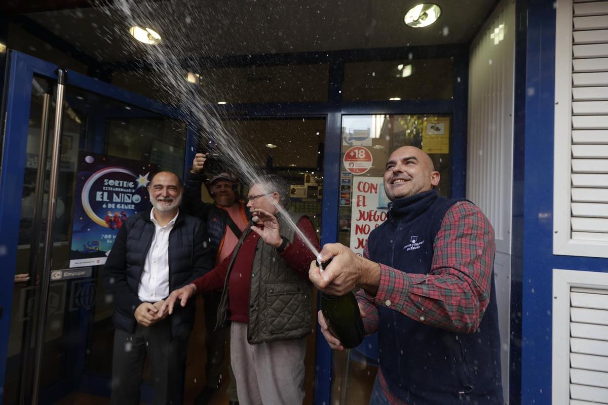 Gordo de la Lotería en Barberà del Vallés. El lotero Alfonso Ibáñez, de la administración 2 de la localidad, celebra haber vendido 5 series del gordo de la Lotería.