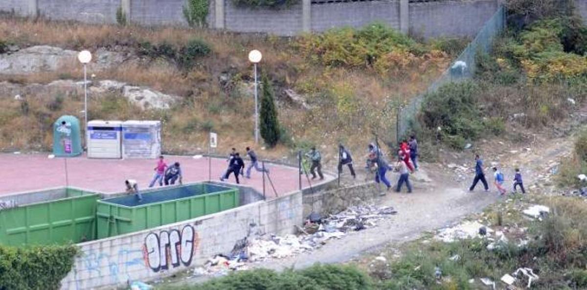 Un grupo asalta cada noche el punto limpio de Os Rosales