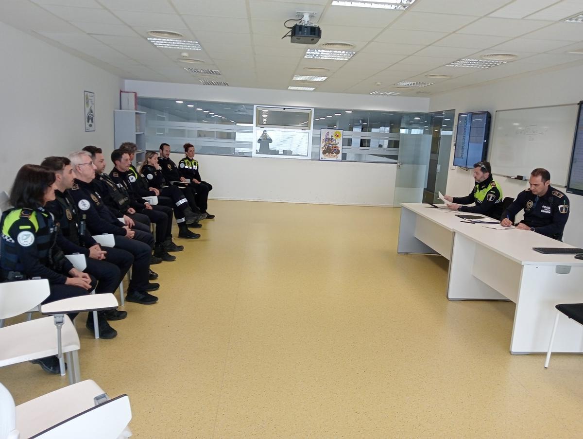 El 'briefing' previo al 'Bateig' fallero.