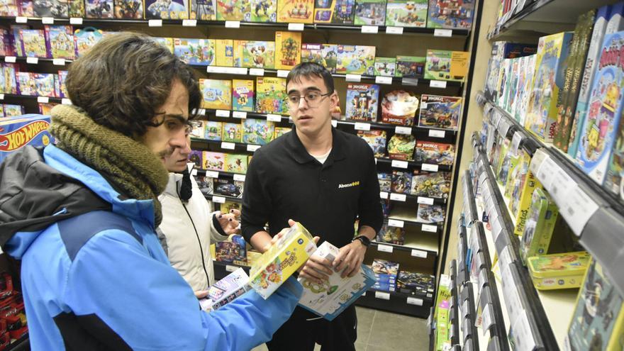 Un dependent aconsella una parella sobre jocs