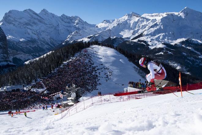 Mauro Caviezel de Suiza en acción durante la carrera de descenso masculino en la Copa del Mundo de esquí alpino FIS en Wengen, Suiza.