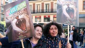 Simpatizantes del PACMA, en un acto del partido en Madrid durante la campaña de las elecciones generales 2019.
