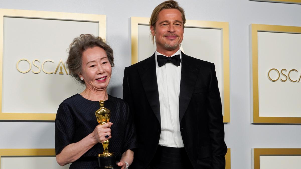 Youn Yuh-Jung, con Brad Pitt, productor de 'Minari', tras recibir el Oscar.