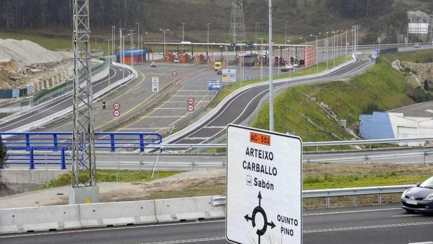 Carretera entre A Coruña y Arteixo, a la altura de O Quinto Pino, y el peaje de Pastoriza de la AG-55.