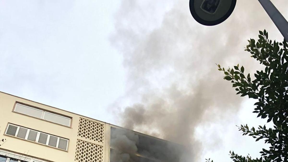 Muere una mujer en el incendio en un edificio en el centro de Ibiza