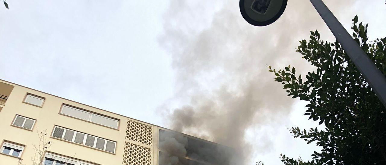 Muere una mujer en el incendio en un edificio en el centro de Ibiza