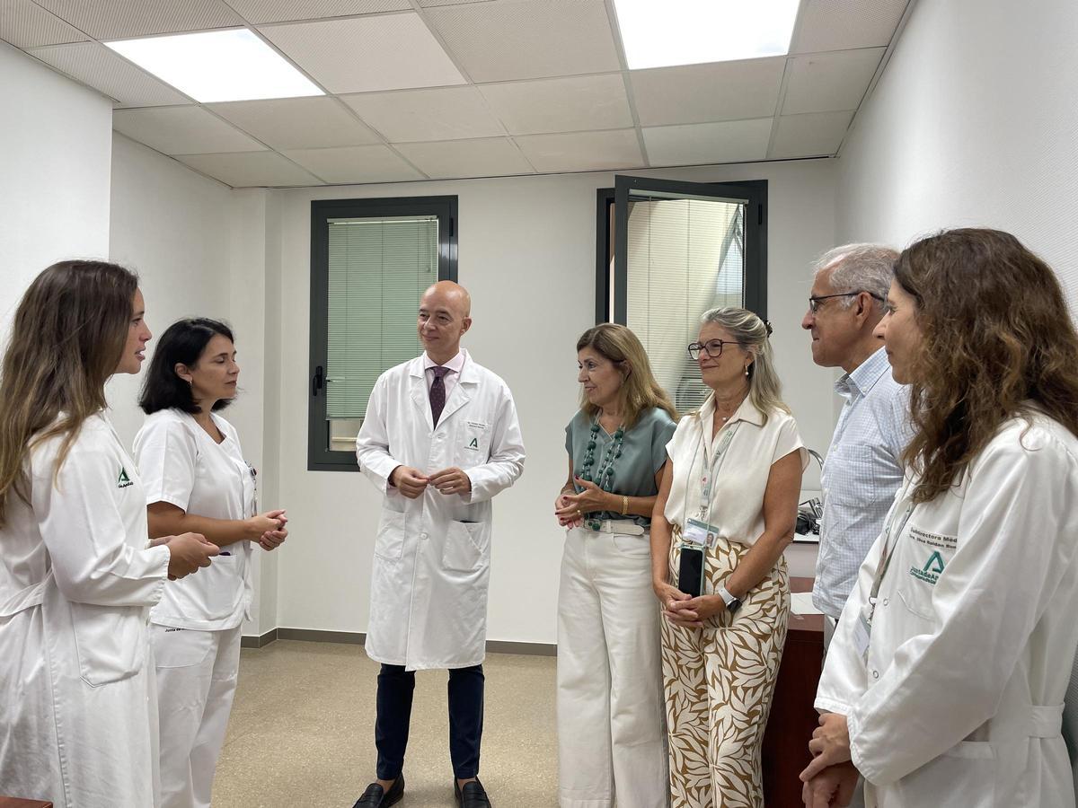 María Jesús Botella, junto a otras autoridades, se ha interesado por las obras de nuevas consultas de Cardiología.