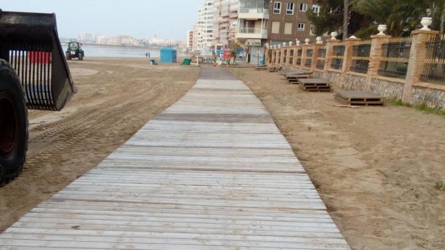 Imagen de la renovación de una de las pasarelas en la playa del Acequión, más anchas que las utilizadas anteriormente