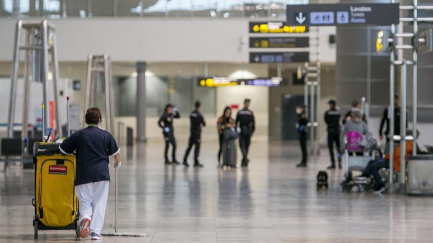 Una joven camarera de La Nucía llega a Alicante repatriada tras 32 horas de vuelo desde Bali