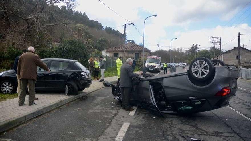 Imagen de los dos coches que se vieron involucrados en el accidente. // Rafa Vázquez