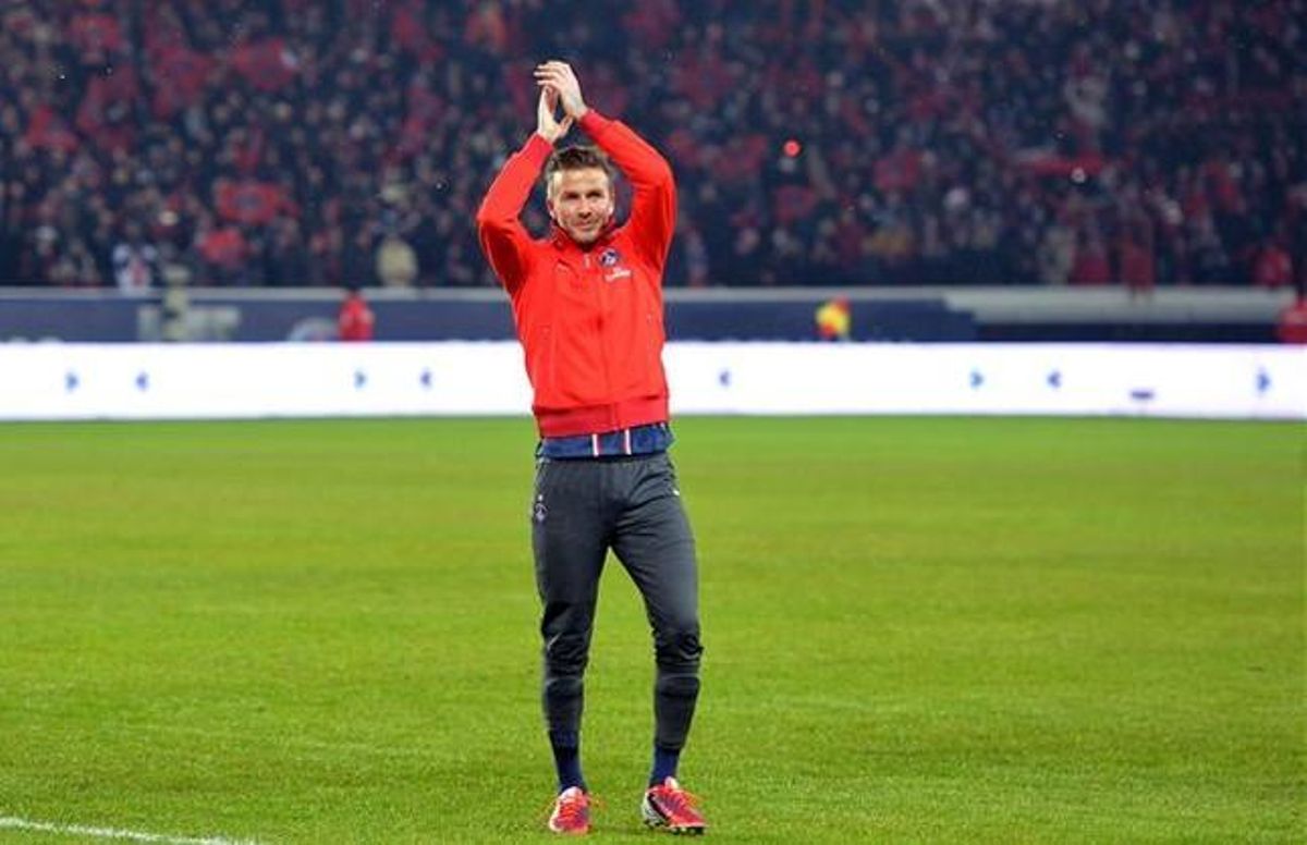 Beckham aplaudeix els seguidors del PSG. Beckham aplaudeix els seguidors del PSG.