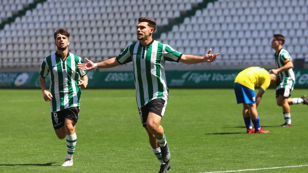 Naranjo en la celebración de uno de sus goles ante el Tomares en El Arcángel