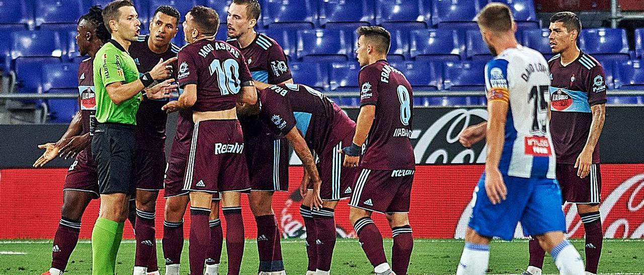 Los celetes protestan una decisión arbitral en su última visita al campo del Espanyol.  // LOF