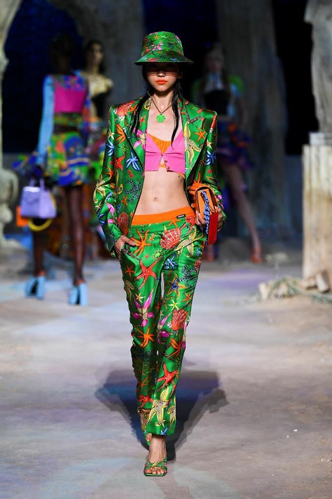 Estampados y con cintura baja, de Versace