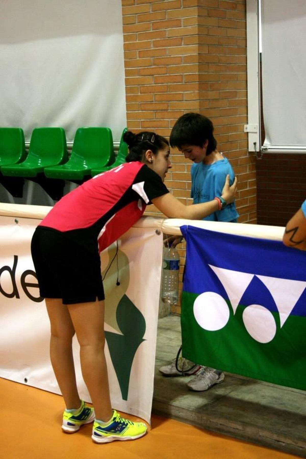 Carolina Marín consuela a Lucía Rodríguez tras su derrota.