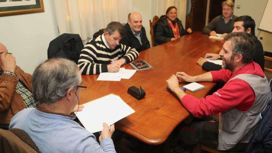 Reunión de portavoces políticos para preparar el debate plenario sobre el centro de salud de Monte da Vila. // Muñiz