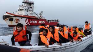 Migrantes procedentes de Siria y Bangladesh son asistidos  por un equipo de rescate de la ONG española Open Arms , frente a las costas libias, en aguas internacionales del Mediterráneo