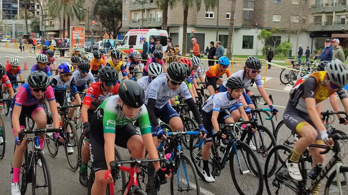 Un grupo de ciclistas de las escuelas en la carrera Campanar, en València.