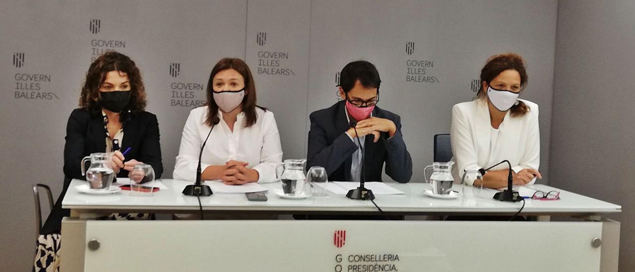 Los consellers Sánchez, Garrido y Negueruela con la presidenta insular, Catalina Cladera, en la rueda de prensa. | CAIB