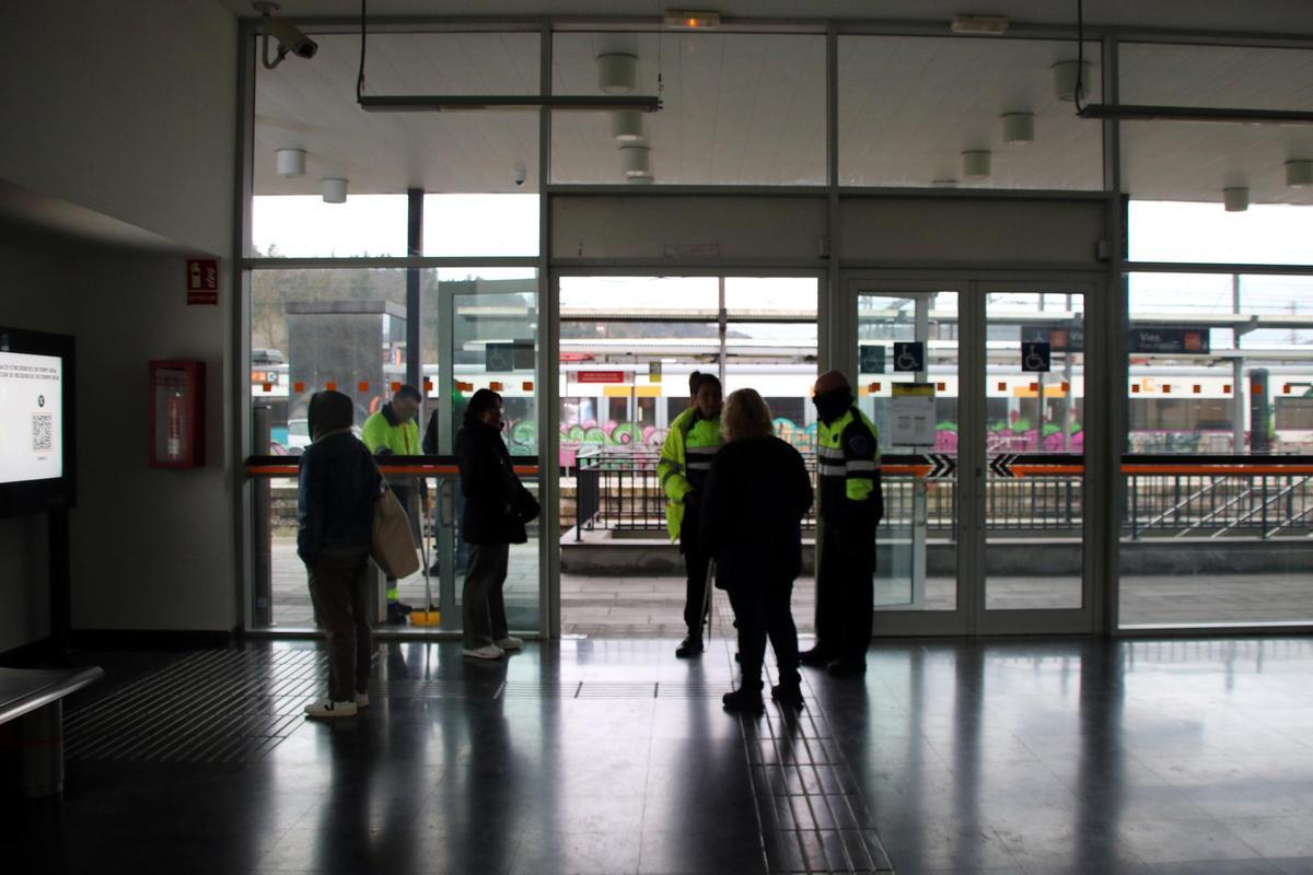 Informadors de Renfe informen als usuaris de la situació actual de Rodalies.