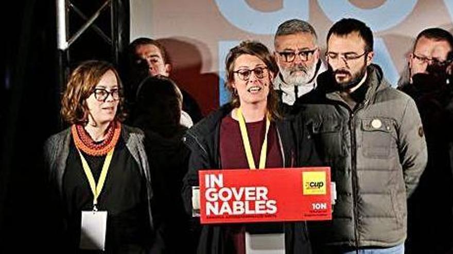 La nova diputada per la CUP a Madrid, Mireia Vehí, compareixent la nit electoral amb membres del partit