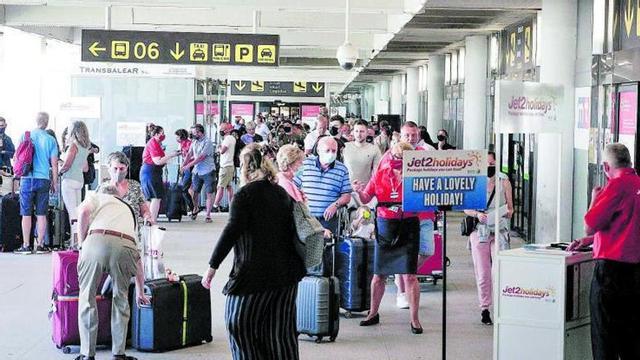Los turistas con tarjeta sanitaria europea y británicos ya no serán derivados a las clínicas privadas. | MANU MIELNIEZUK