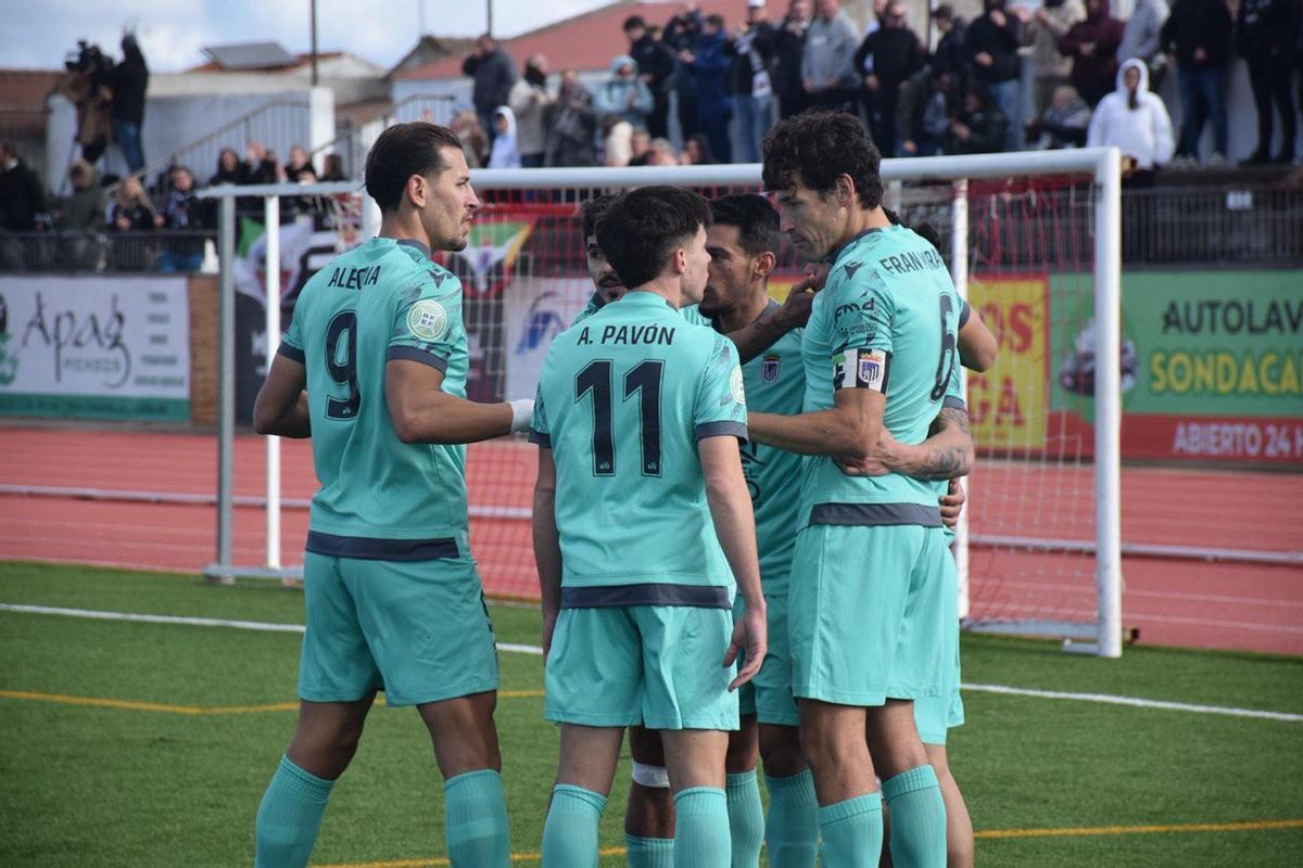 Los jugadores del Badajoz celebran el tanto del empate anotado por Gus Quezada.