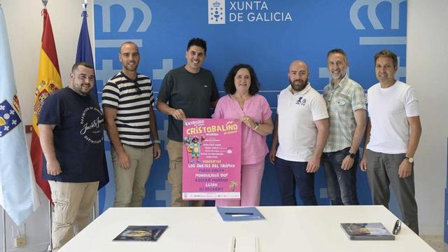 Integrantes de la asociación Negreira Viva, que vuelven a organizar el Entroido de Verán, con la delegada de la Xunta Belén do Campo. | XUNTA