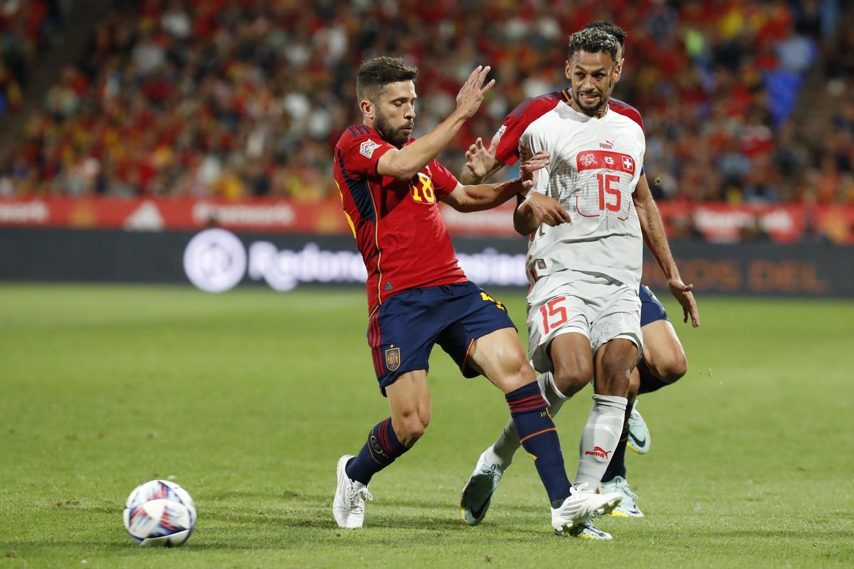 ZARAGOZA, 24/09/2022.- El defensa de la selección española Jordi Alba (d) pelea un balón con Djibril Sow, de Suiza, durante el partido de la Liga de Naciones que España y Suiza disputan este sábado en el estadio de La Romareda, en Zaragoza. EFE/Javier Belver