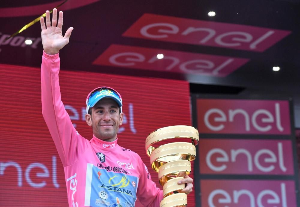 El ciclista del Astana se adjudicó su segundo Giro de Italia en la etapa que finalizó en Turín y que ha cerrado esta edición de la ronda italiana.