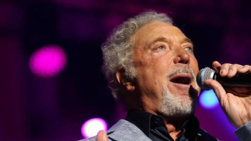 Tom Jones durante su actuación.