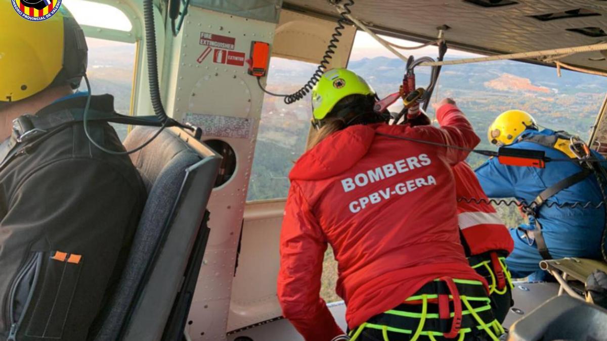 Efectivos de bomberos en el helicóptero de rescates