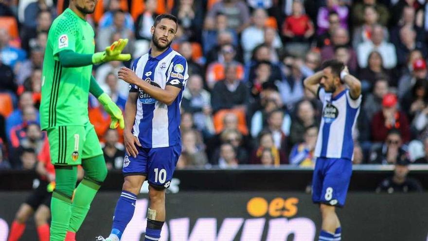 Diego Alves, ante Andone y Çolak durante el partido de la pasada temporada entre Valencia y Deportivo.